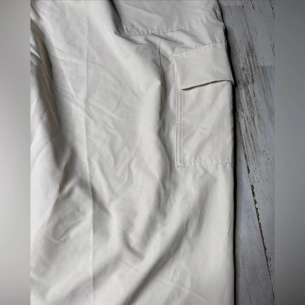 Old Navy Strechtech Lightweight Jogger Womens Cream Cargo Pants 3X & 4X - Picture 9 of 16
